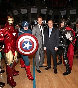 2012-05-01-Celebration-of-The-Avengers-At-the-NY-Stock-Exchange-024.jpg