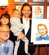 2019-12-05-Tom-Hiddleston-Joins-Sardis-Wall-of-Caricatures-007.jpg
