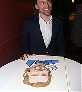 2019-12-05-Tom-Hiddleston-Joins-Sardis-Wall-of-Caricatures-013.jpg