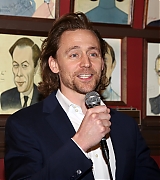 2019-12-05-Tom-Hiddleston-Joins-Sardis-Wall-of-Caricatures-014.jpg