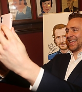 2019-12-05-Tom-Hiddleston-Joins-Sardis-Wall-of-Caricatures-035.jpg