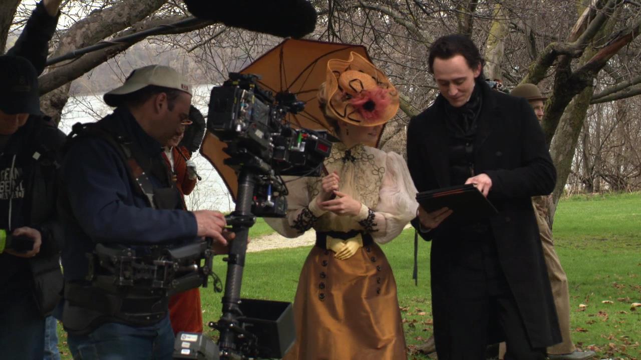 Crimson-Peak-Extras-The-Light-And-Dark-of-Crimson-Peak-001.jpg Crimson-Peak-Extras-The-Light-And-Dark-of-Crimson-Peak-001.jpg